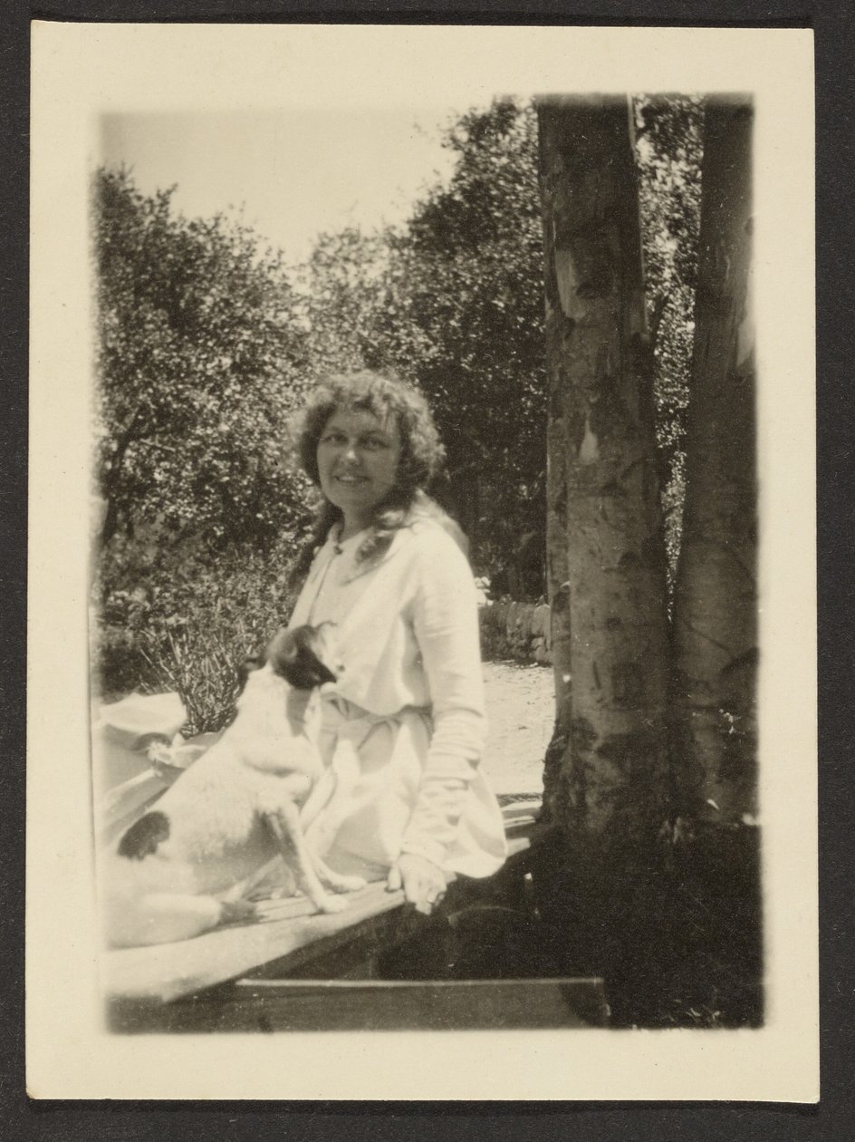 [Florence Sitting with Dog] alkotó: Louis Fleckenstein