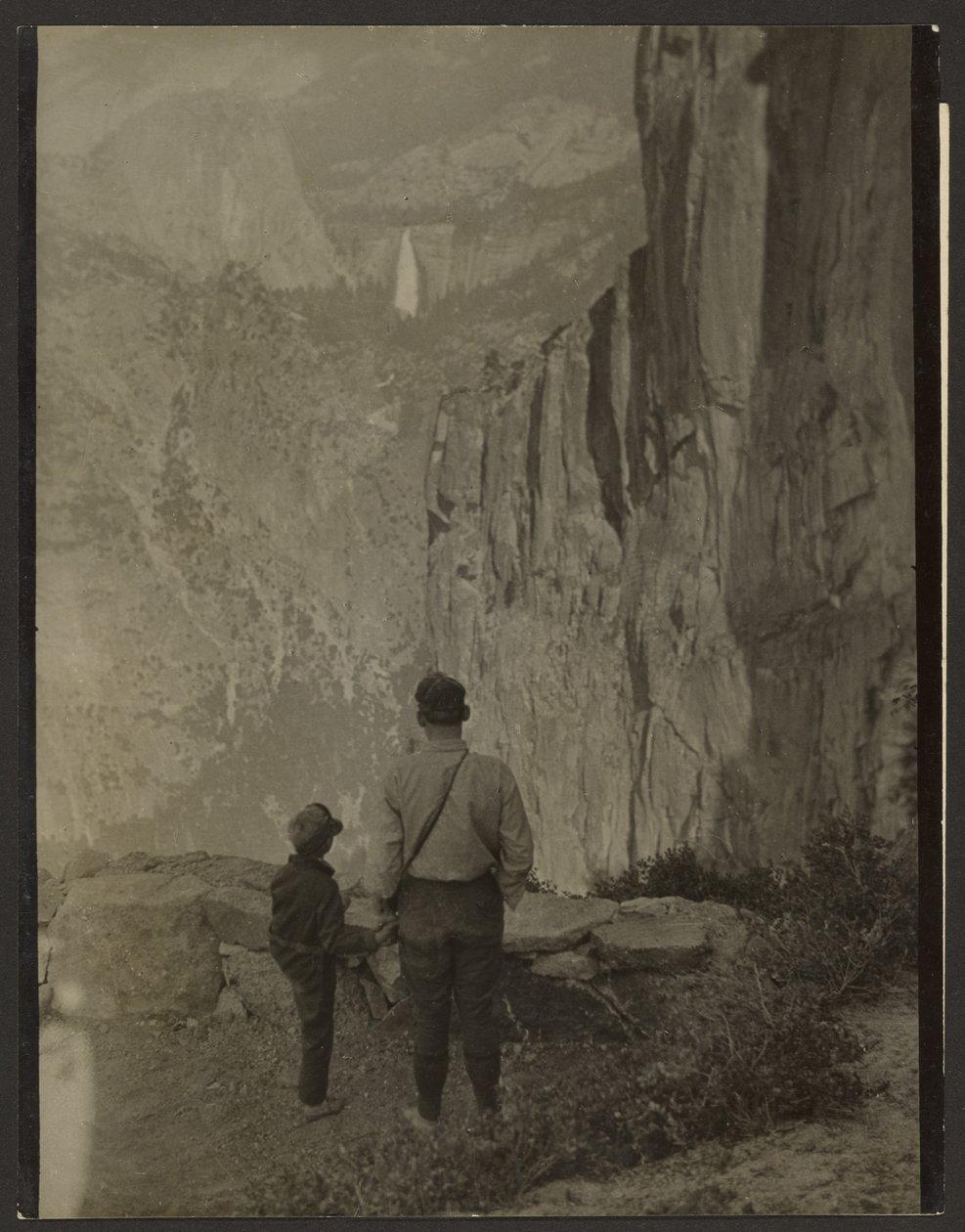 A Liberty Cap és a Nevada-vízesés a Ledge Trailről nézve, Yosemite Nemzeti Park alkotó: Louis Fleckenstein
