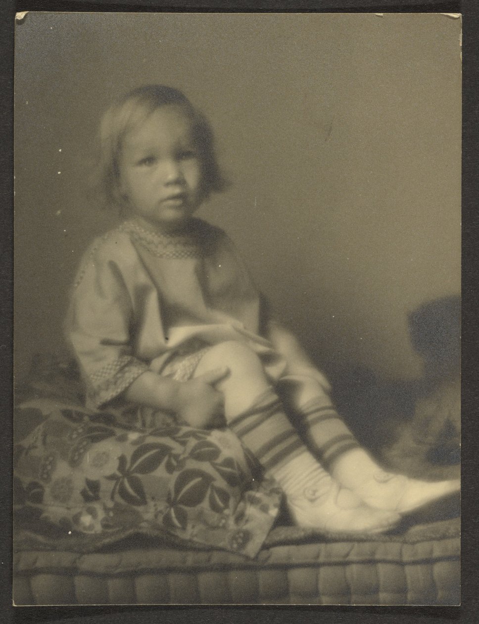 Kislány párnán alkotó: Louis Fleckenstein