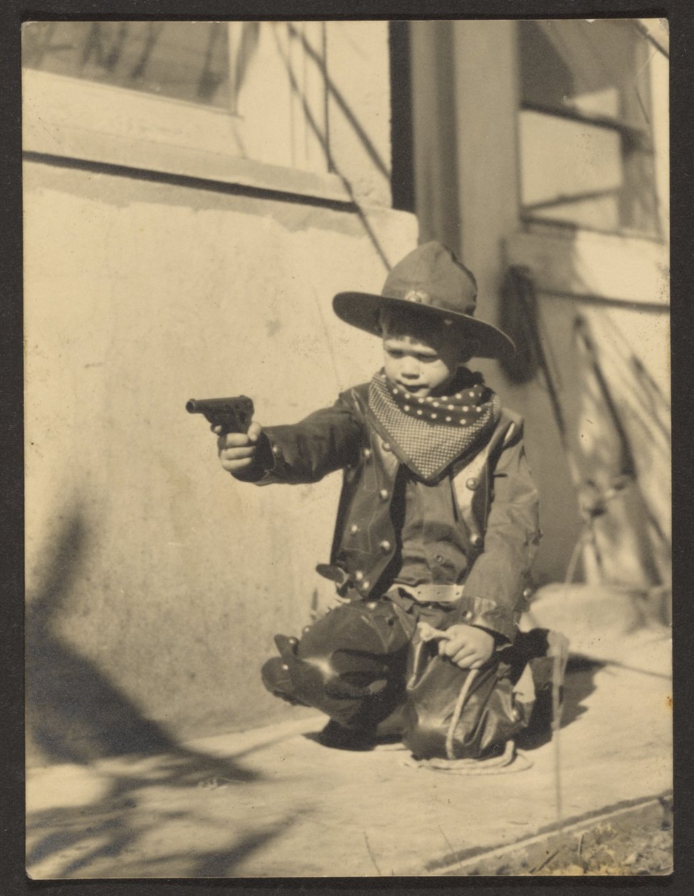 [Kicsi fiú cowboy-jelmezben] alkotó: Louis Fleckenstein