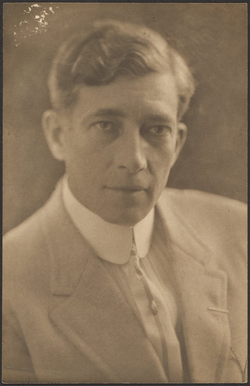 [Világos öltönyös férfi] alkotó: Louis Fleckenstein