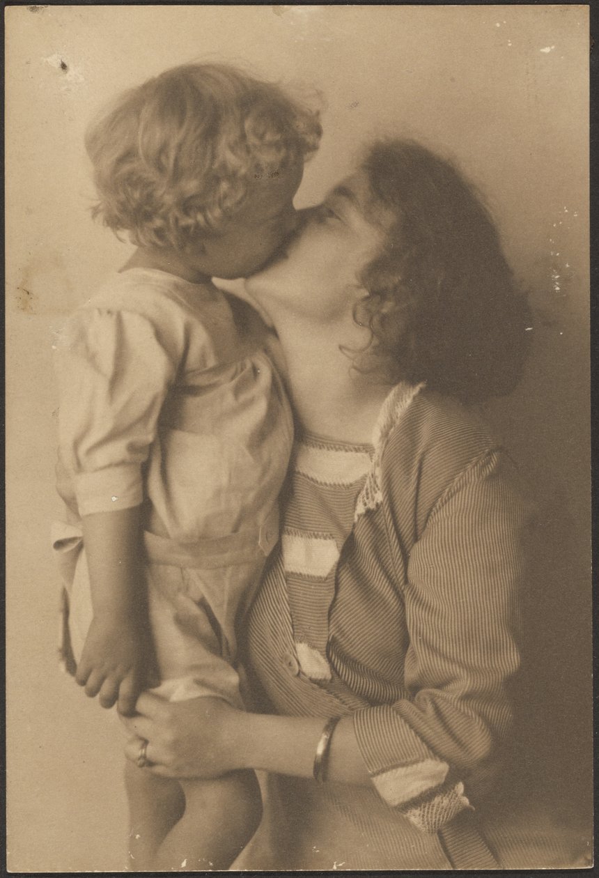 [Anya és gyermeke csókolózik] alkotó: Louis Fleckenstein