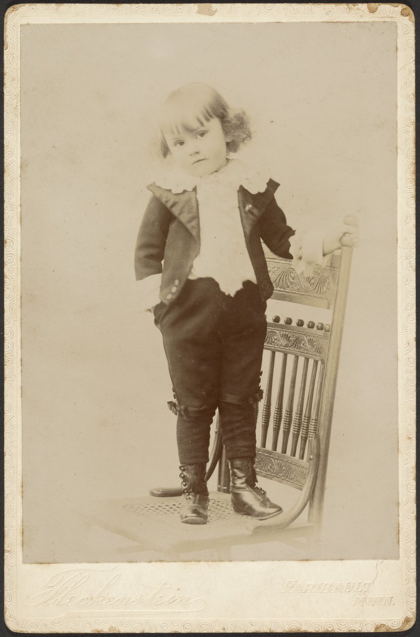 [Széken álló gyermek portréja] alkotó: Louis Fleckenstein