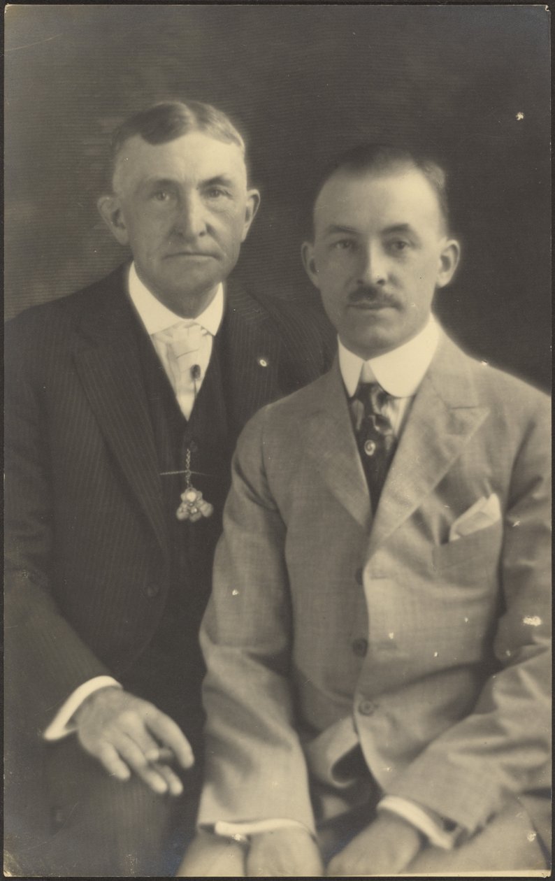 [Két férfi portréja öltönykiegészítőkkel] alkotó: Louis Fleckenstein