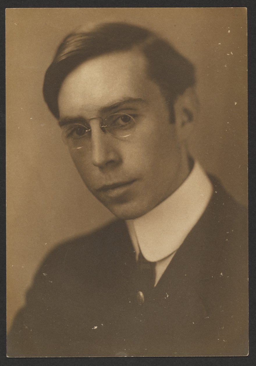 [Egy pince-nez-t viselő fiatal férfi portréja] alkotó: Louis Fleckenstein