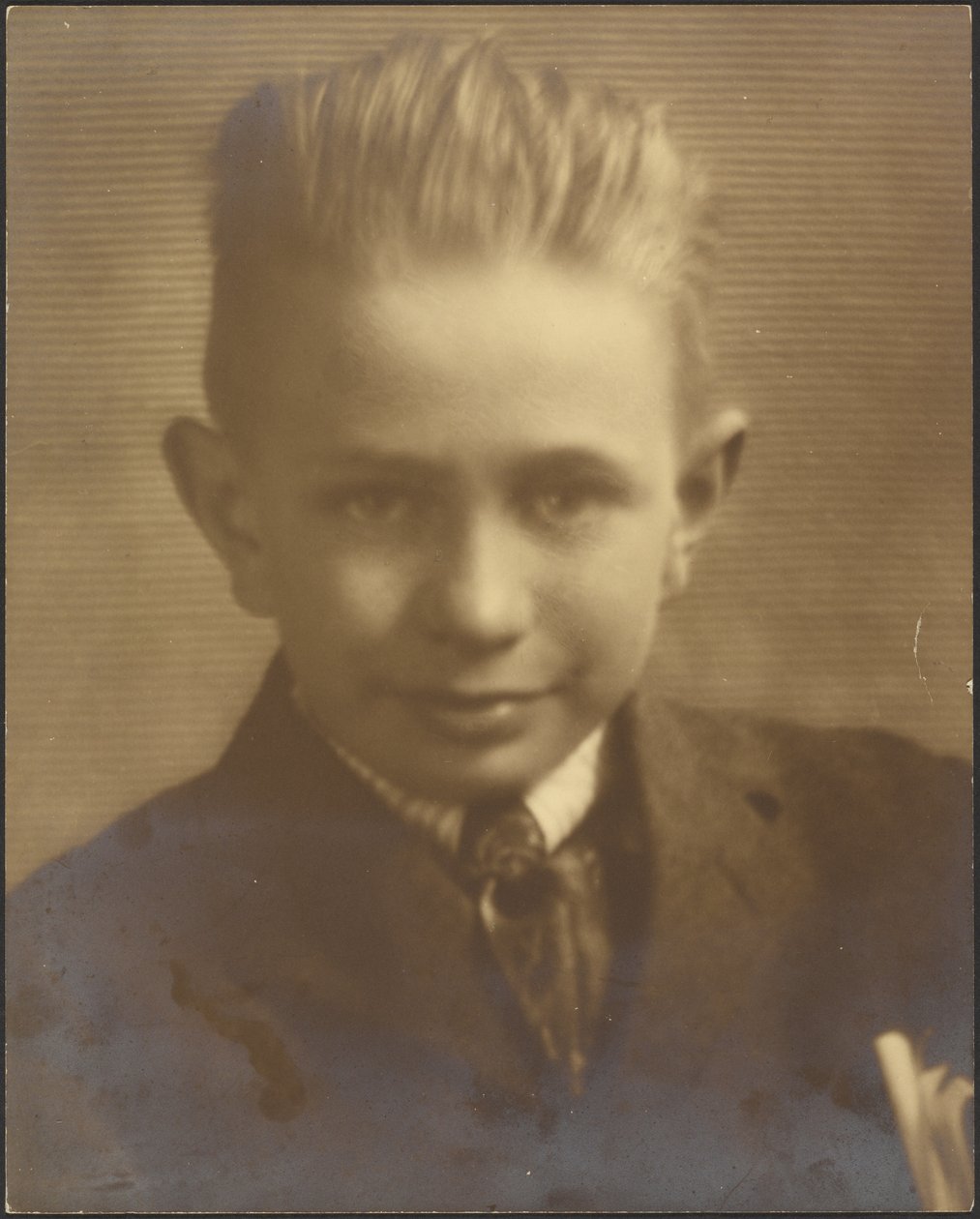 [Egy fiú portréja vonalas paraván előtt] alkotó: Louis Fleckenstein