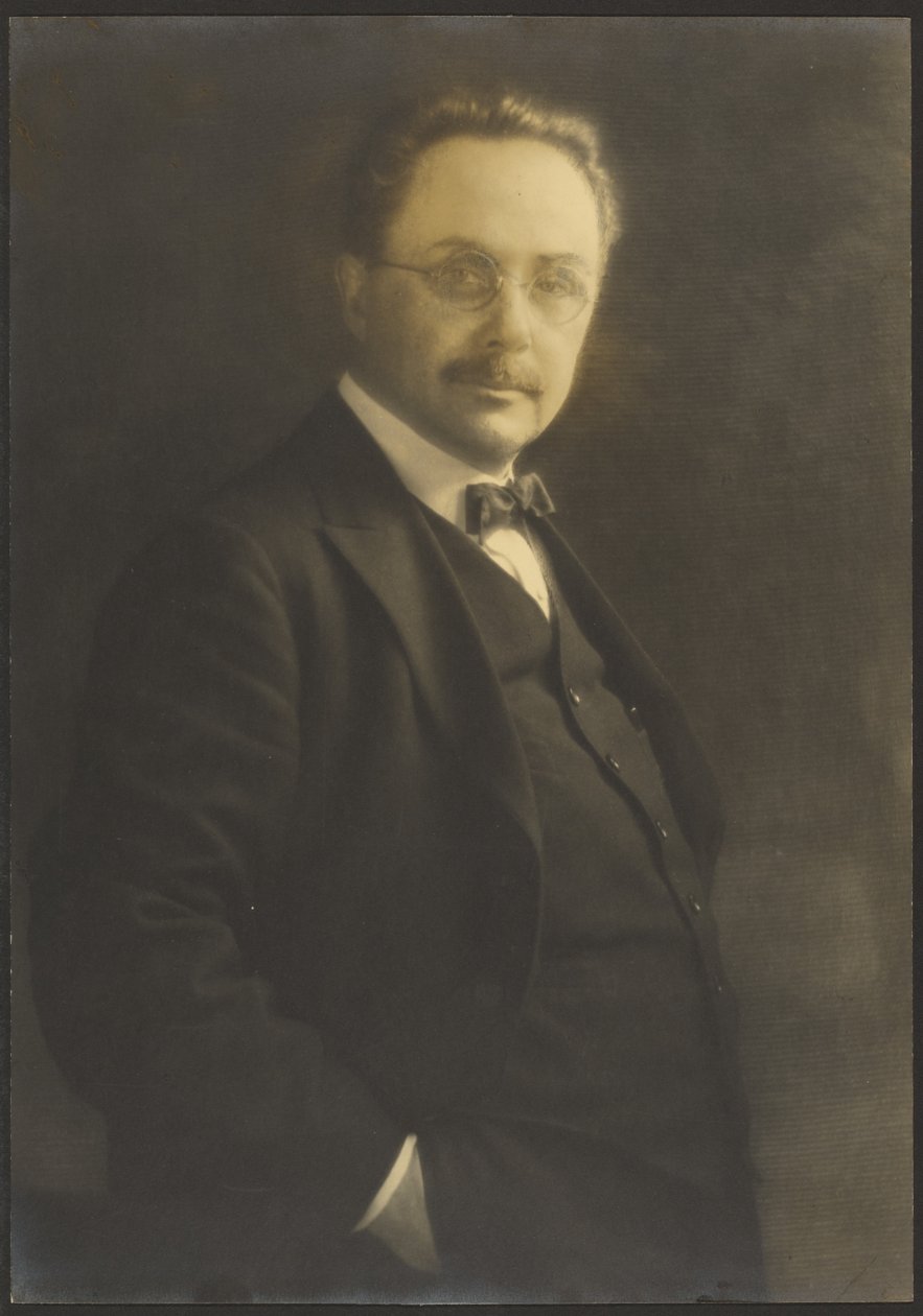 [Egy zsebébe dugott kézzel álló férfi portréja] alkotó: Louis Fleckenstein