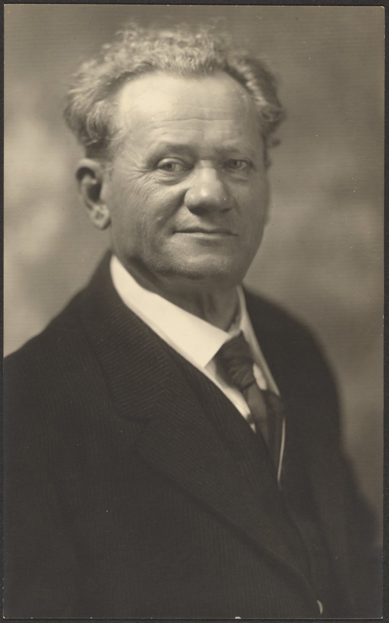 [Portré egy fekete csíkos öltönyös férfiról] alkotó: Louis Fleckenstein