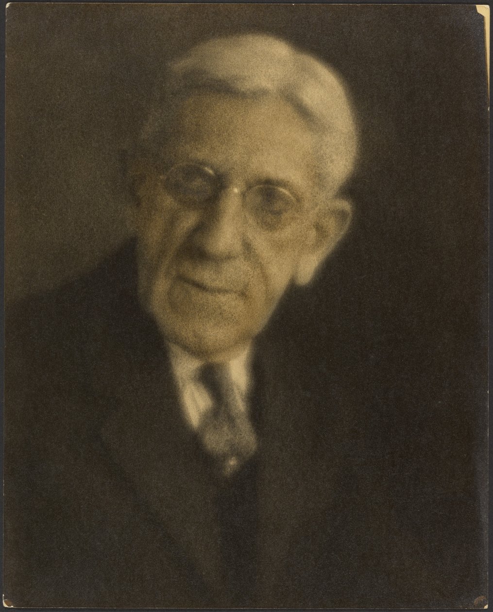[Szemüveges férfi portréja] alkotó: Louis Fleckenstein