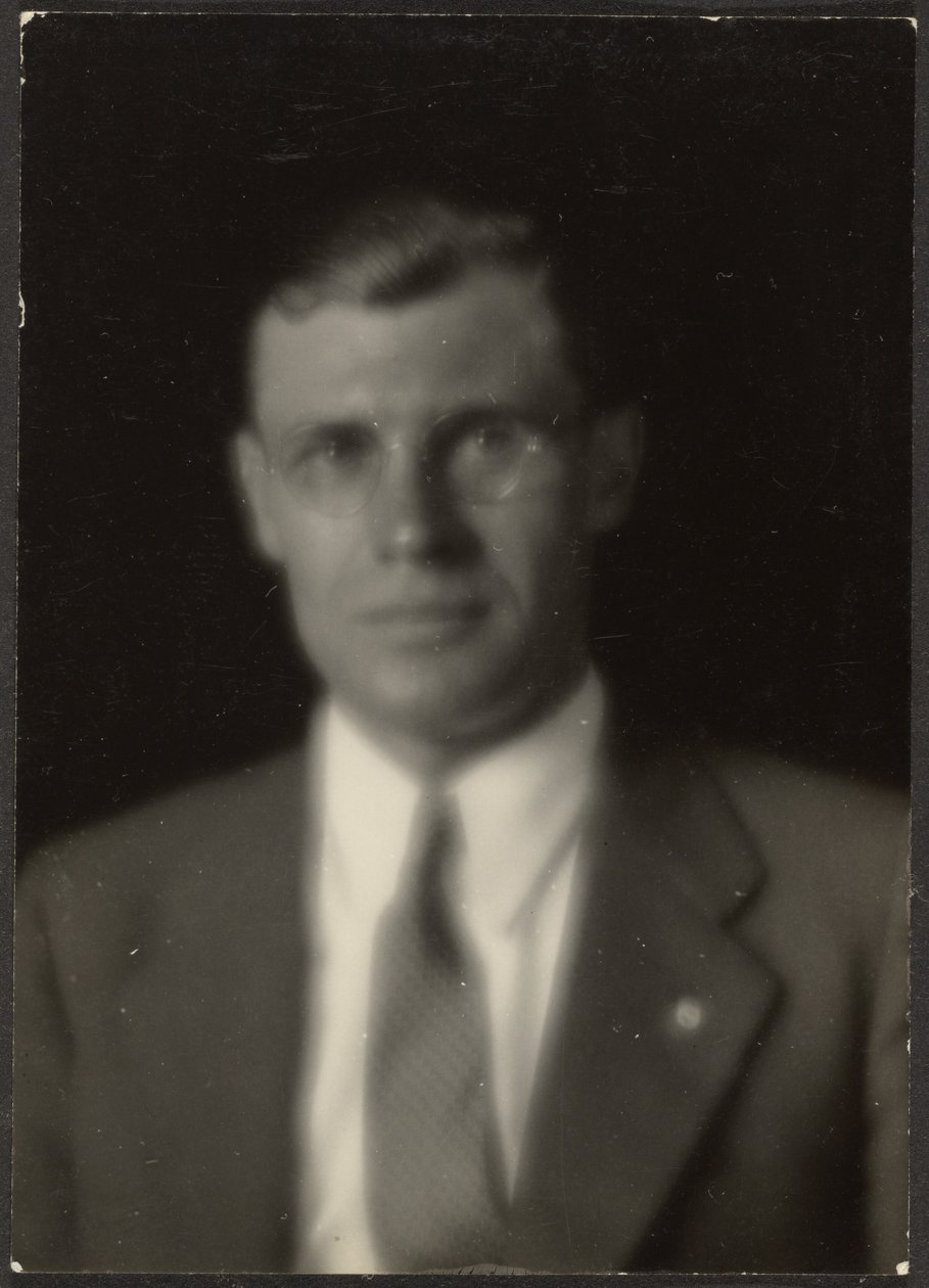 [Szemüveges, hajtókatűt viselő férfi portréja] alkotó: Louis Fleckenstein