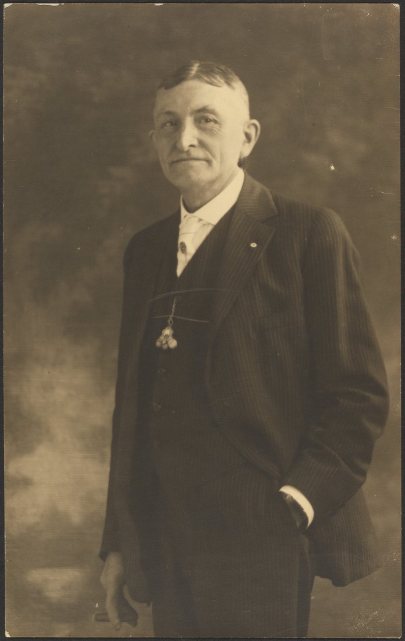 [Egy férfi portréja díszes órával] alkotó: Louis Fleckenstein