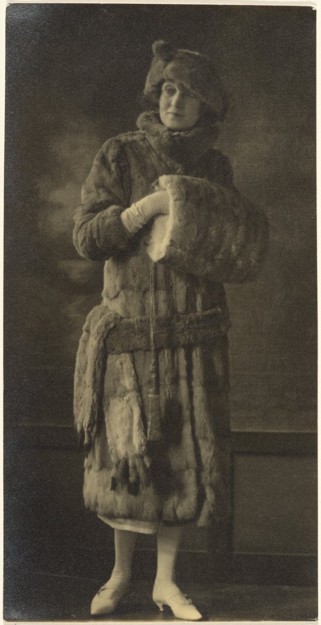 [Egy szőrmebundás nő portréja] alkotó: Louis Fleckenstein