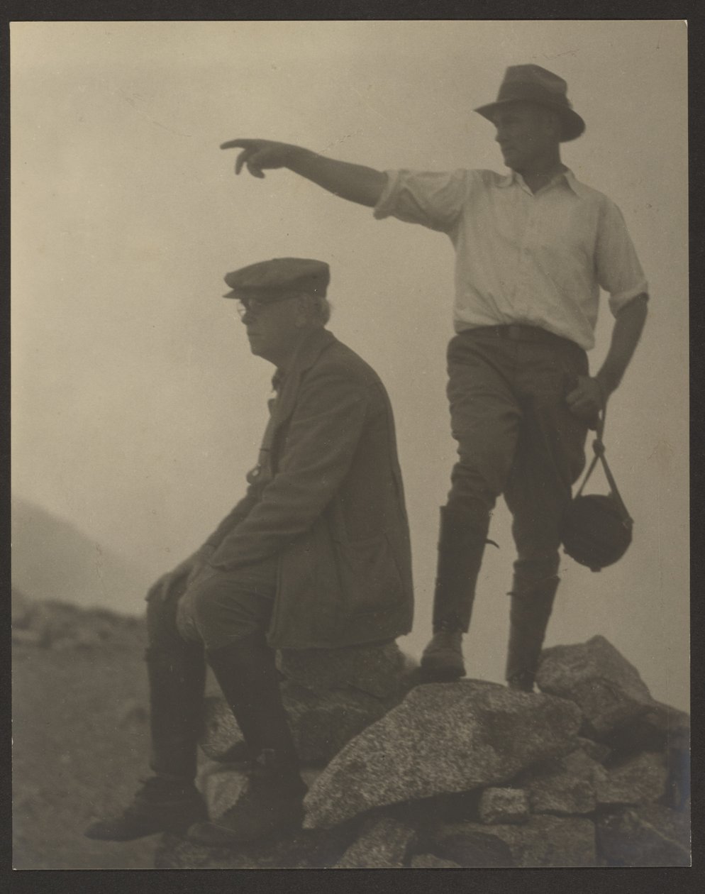 [Két balra néző férfi, Old Baldy Peak] alkotó: Louis Fleckenstein