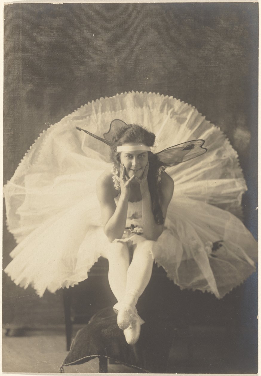[Fiatal balerina tündérszárnyakkal] alkotó: Louis Fleckenstein