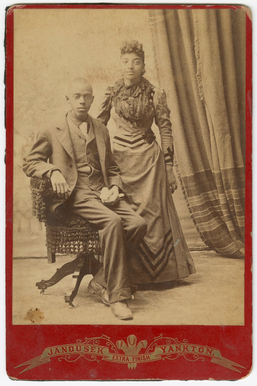 Fénykép afro-amerikai férfiról és nőről hivatalos ruhában, 19. század végén. alkotó: Louis Janousek