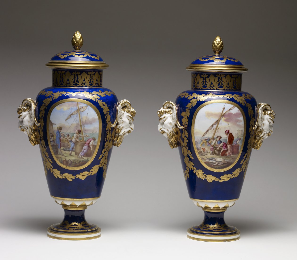 Vázapár (lágypaszta porcelán festéssel és aranyozással) alkotó: Louis Simon Boizot