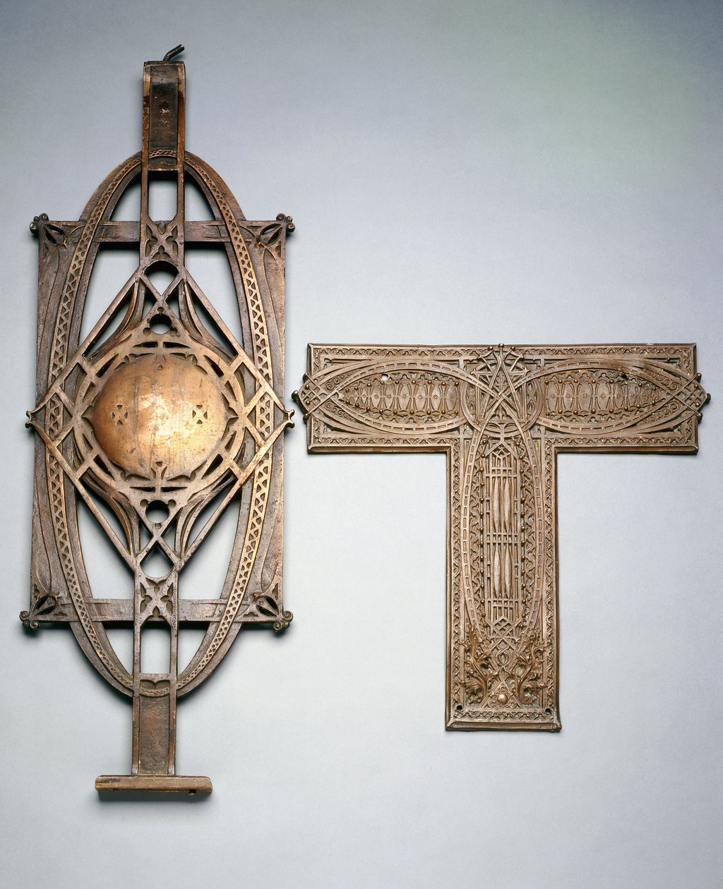 Egy rézbevonatú öntöttvas lépcsőkorlát és egy rézbevonatú fém dísztábla, 1894 körül (rézbevonatú öntöttvas, rézbevonatú fém) alkotó: Louis Sullivan