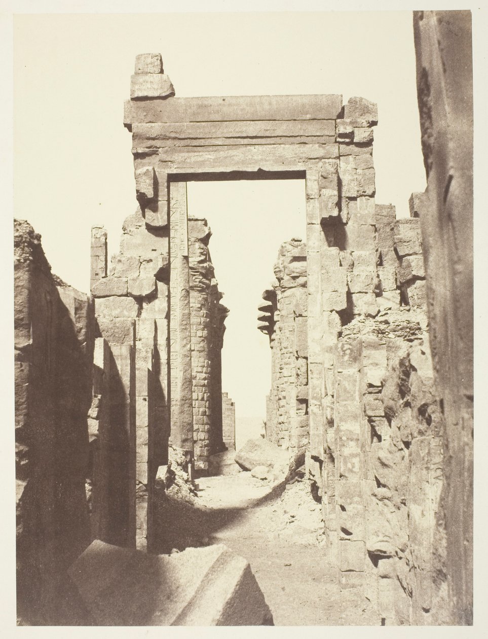 Karnac, Grande Allée du Milieu des Ruines, keleti bejárat alkotó: Louis de Clercq