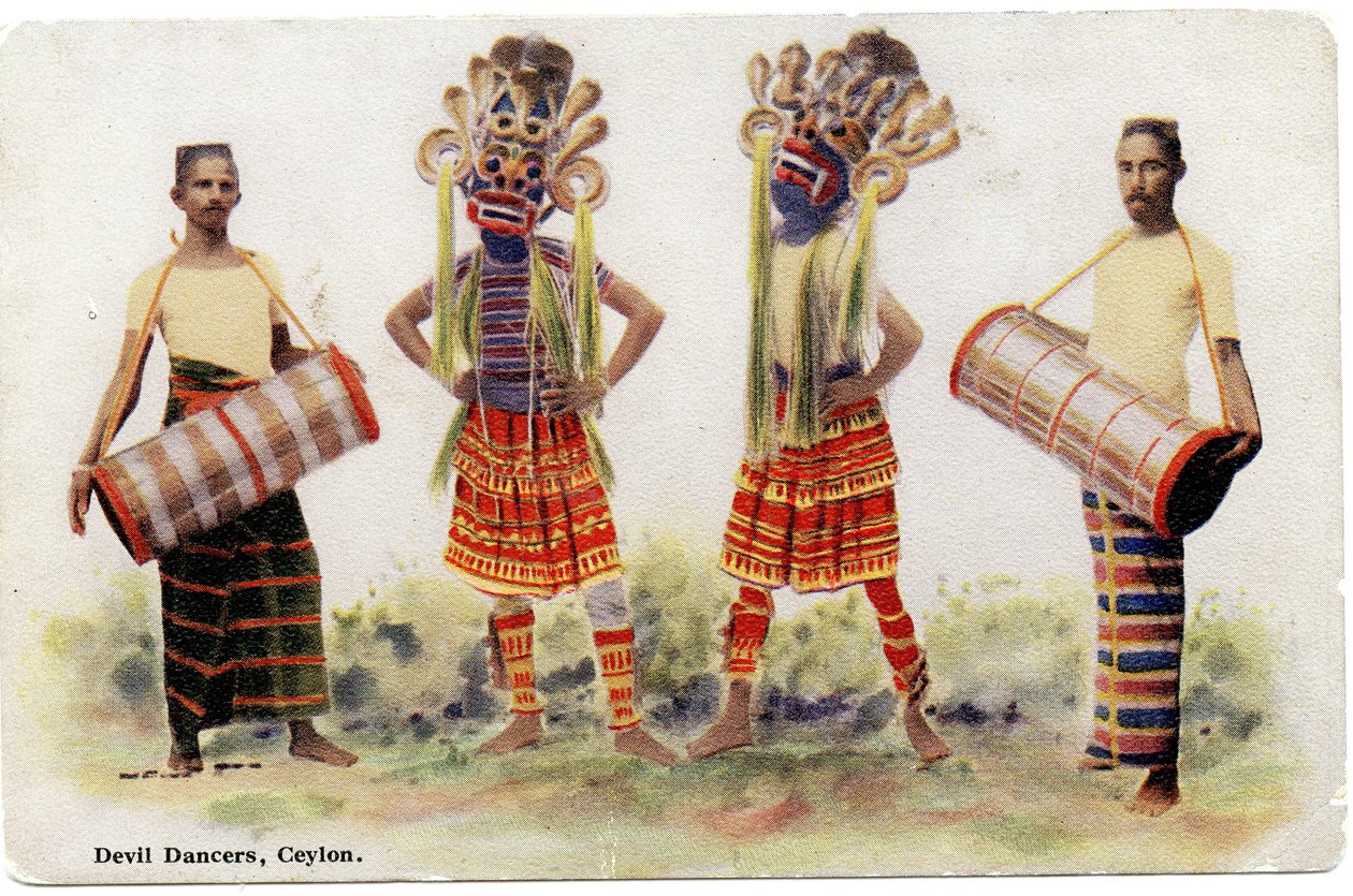 Devil Dancers, Ceylon, 1900-20 körül (kézzel színezett fénykép) alkotó: Ltd. Ceylon Plâté