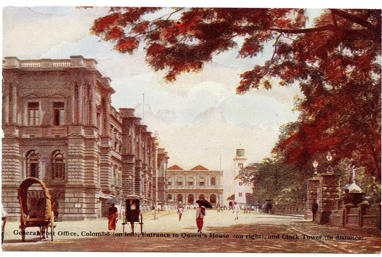Főposta, Colombo (bal oldalon), a Queens House bejárata (jobb oldalon) és az Óratorony (távolban), 1900-20 körül (kézzel színezett fénykép) alkotó: Ltd. Ceylon Plâté