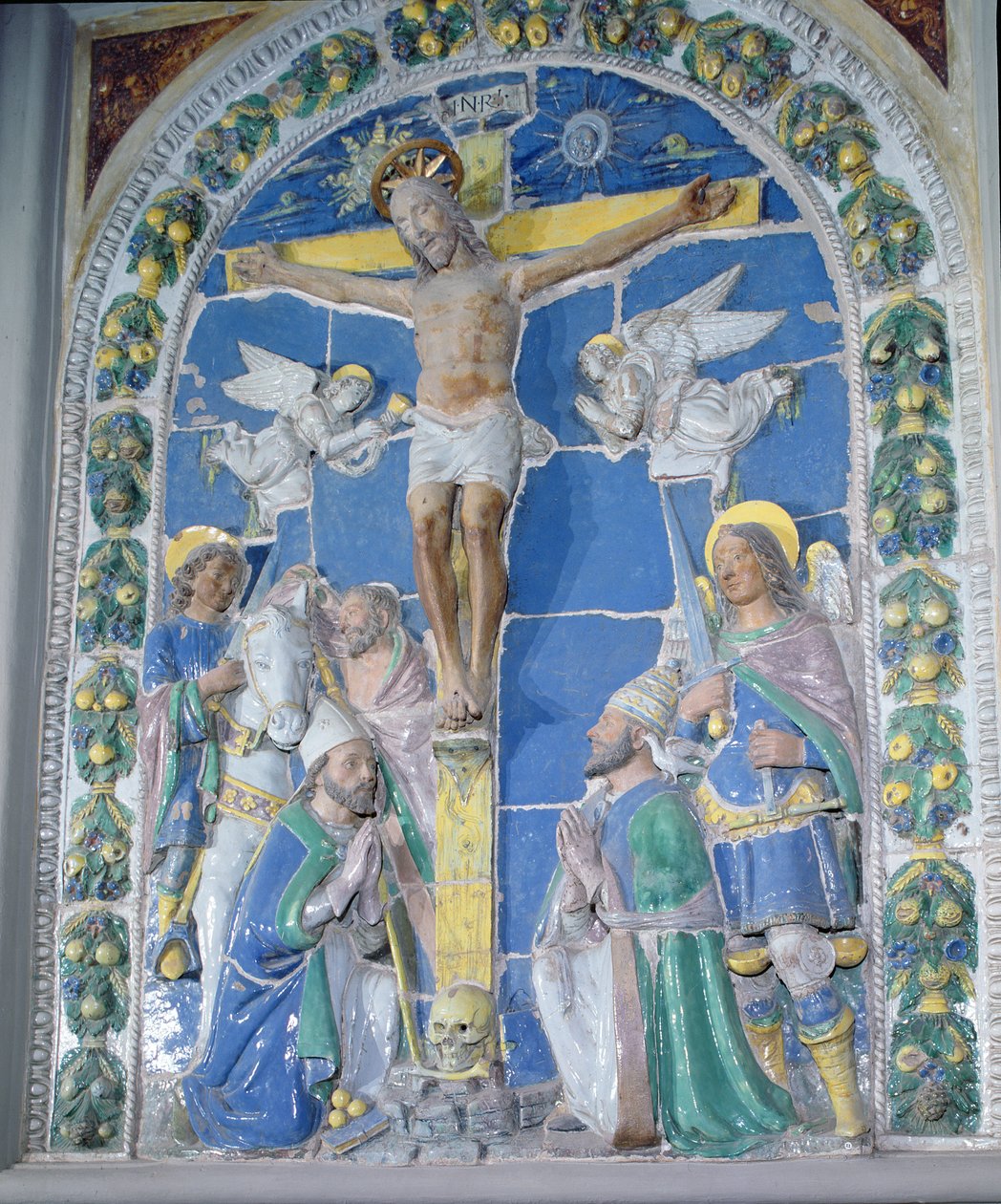 Keresztre feszítés, domborműves (ónmázas cserép) alkotó: Luca Della Robbia