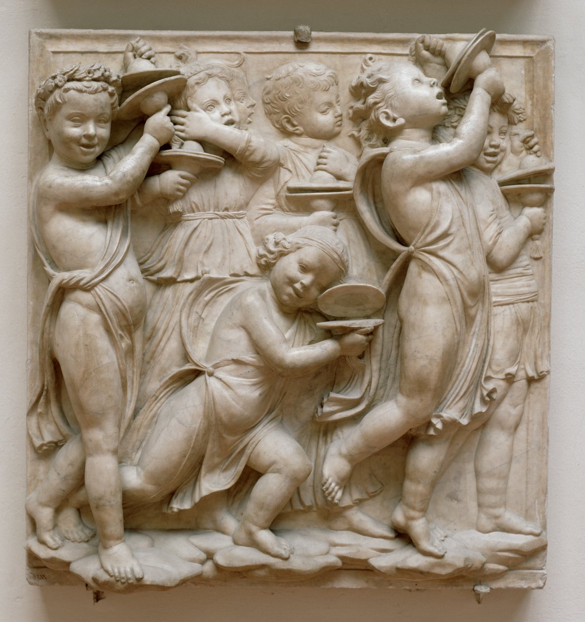 Putti cintányérokon játszó, részlet a Cantoriából, 1432-38 körül (márvány) alkotó: Luca Della Robbia