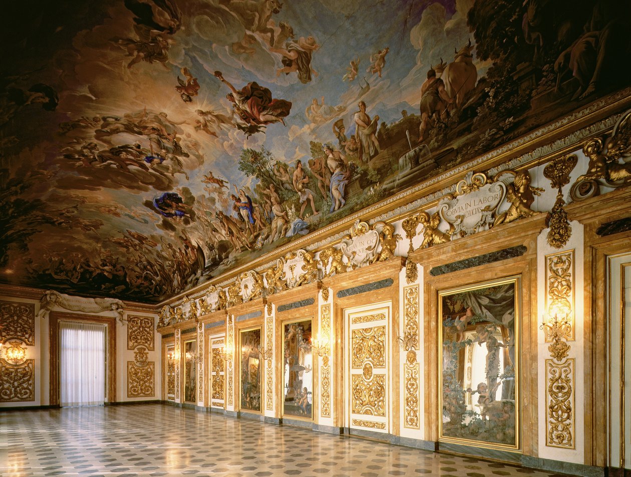 Kilátás a loggia mennyezeti freskójával, amely a második Medici-dinasztia apoteózisát ábrázolja, 1670-88 alkotó: Luca Giordano