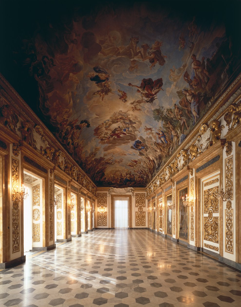 A loggia látképe a mennyezeti freskóval, amely a második Medici-dinasztia apoteózisát ábrázolja, 1670-88. alkotó: Luca Giordano