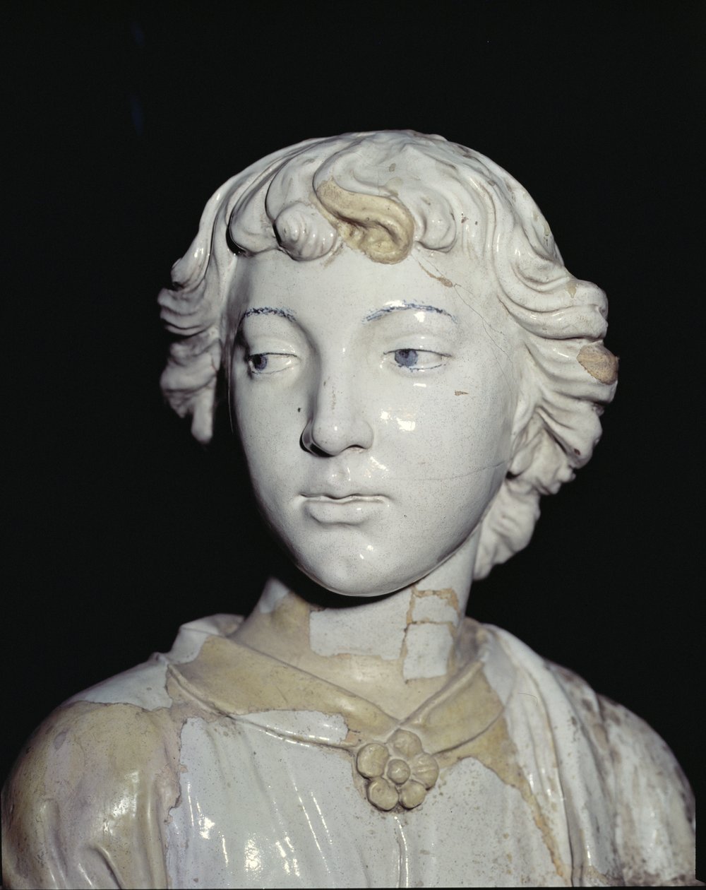Gyertyát tartó angyal, részlet mázas kerámia fejből a részletekért lásd a 97637 pár lásd a 97635-6 alkotó: Luca Della Robbia