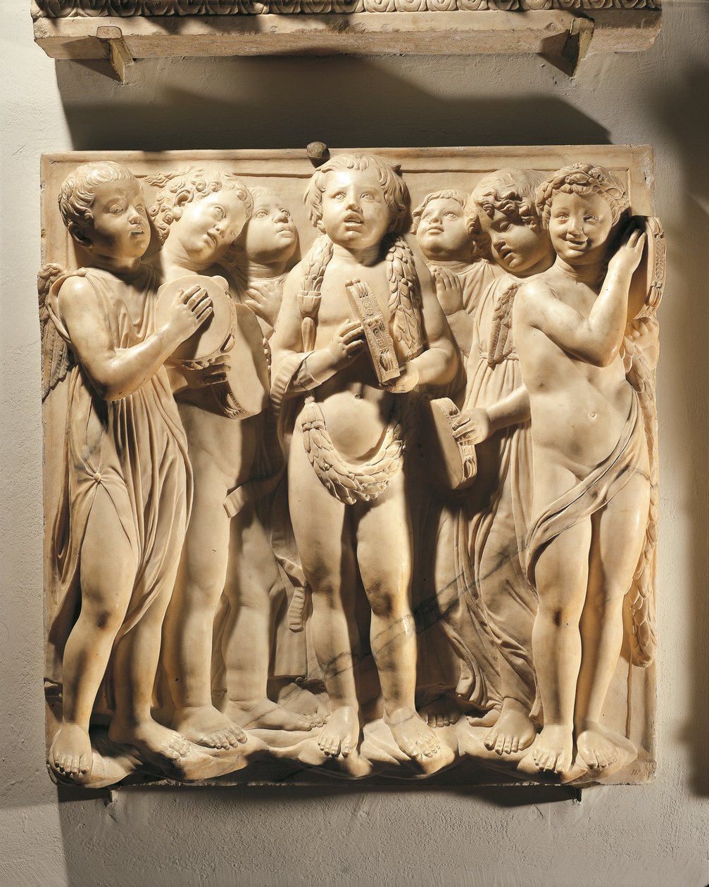 Dicsérjétek őt hangzó cintányérokon (Salmo 150, Dicsérjétek az Urat), panelen puttival és cintányért játszó angyalokkal alkotó: Luca Della Robbia