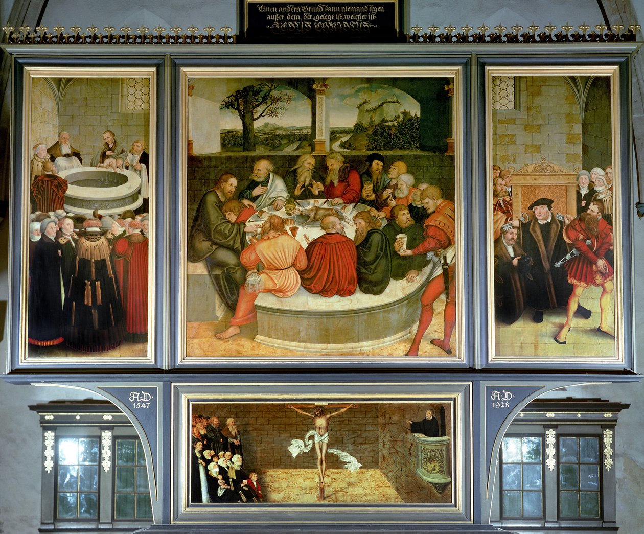 Triptichon, bal oldali panel, Philipp Melanchthon keresztséget végez Luther Márton segítségével; középső panel, az utolsó vacsora Lutherrel az apostolok között; jobb oldali tábla, Luther tesz vallomást; Luther alkotó: Lucas Cranach the Elder