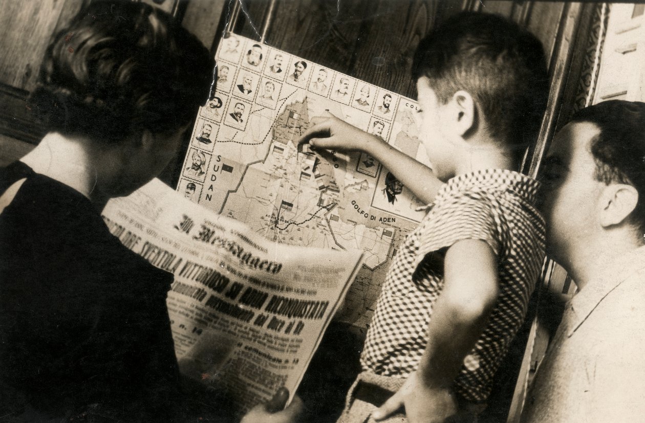 Egy nő olvassa a The Messenger címlapját "A trikolór győztesen lengő Adwa visszafoglalták" címmel. alkotó: Luigi Leoni