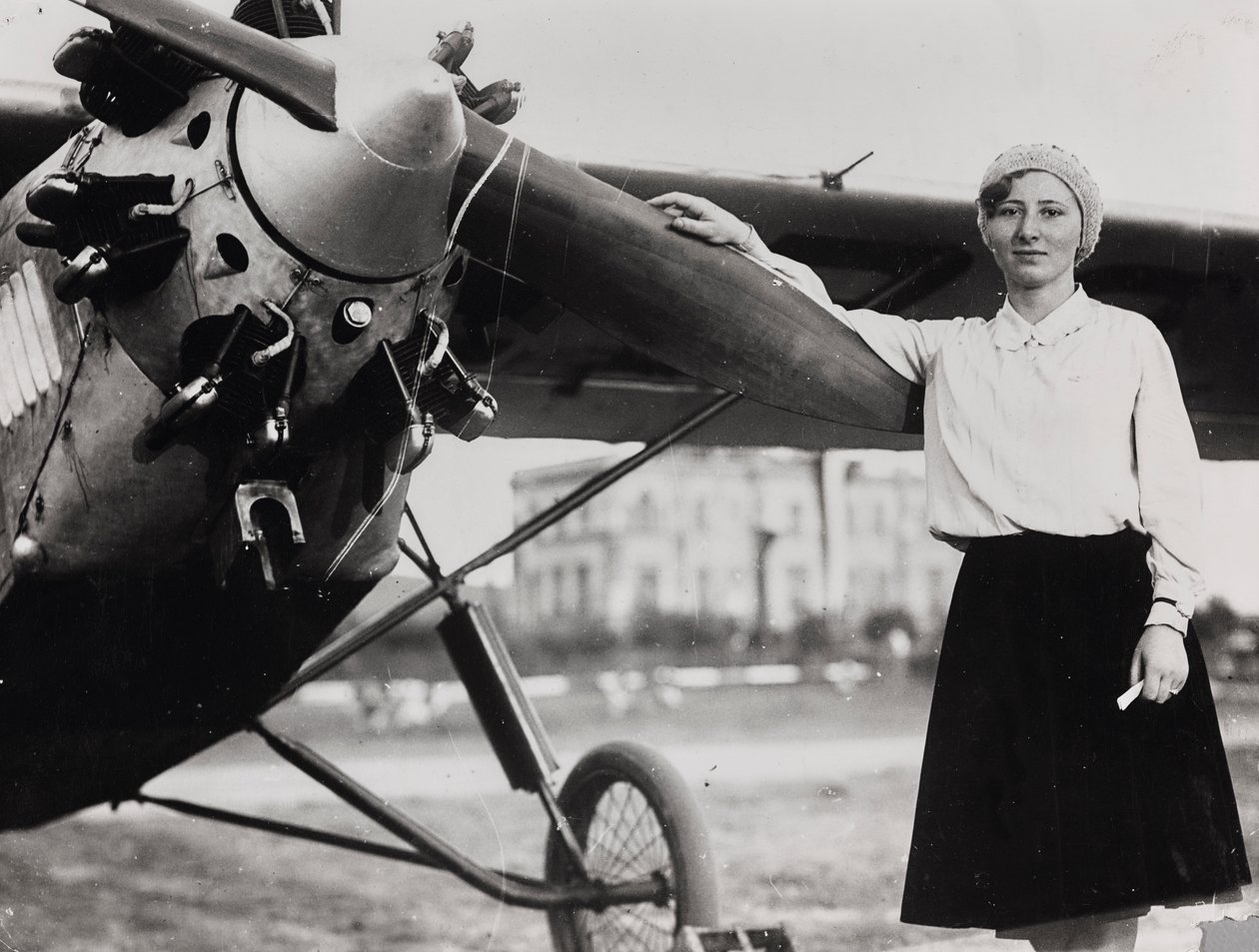 Miss Fumagalli az első olasz nő, aki pilóta repülőgépet szerzett, fényképezve a Littorio repülőtéren (Róma Urbe) alkotó: Luigi Leoni