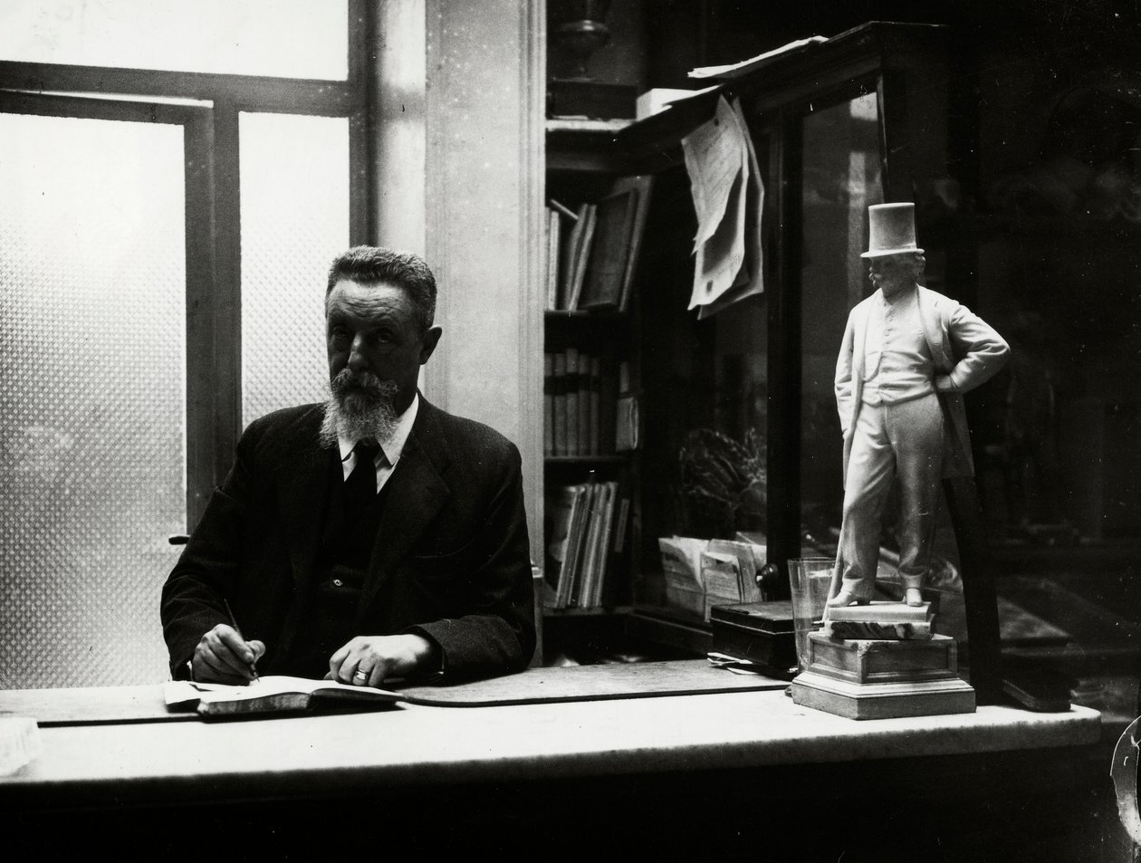 Gubinelli úr, a Via Condotti úton található Antico Caffè Greco utolsó vezetője. alkotó: Luigi Leoni