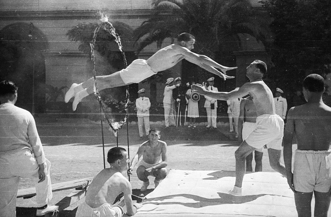 Sportesemény CONI: Achille Starace (a CONI elnöke 1933-1939 között) segít a fiatal sportolóknak a fasiszta torna bemutatásában. alkotó: Luigi Leoni