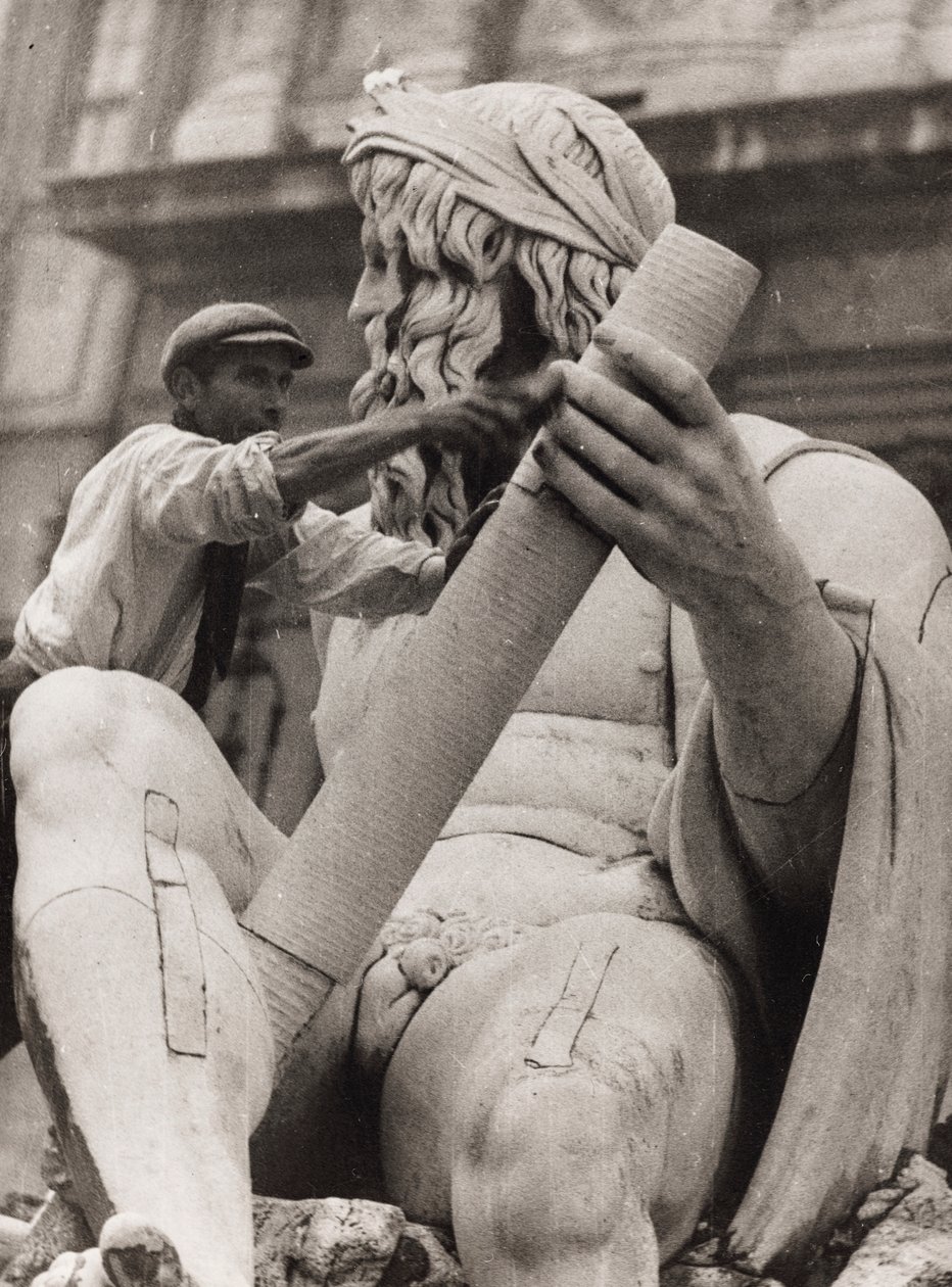 Munkás a Gangesz szobrán a római Piazza Navonán lévő Négy folyó szökőkútjánál. alkotó: Luigi Leoni