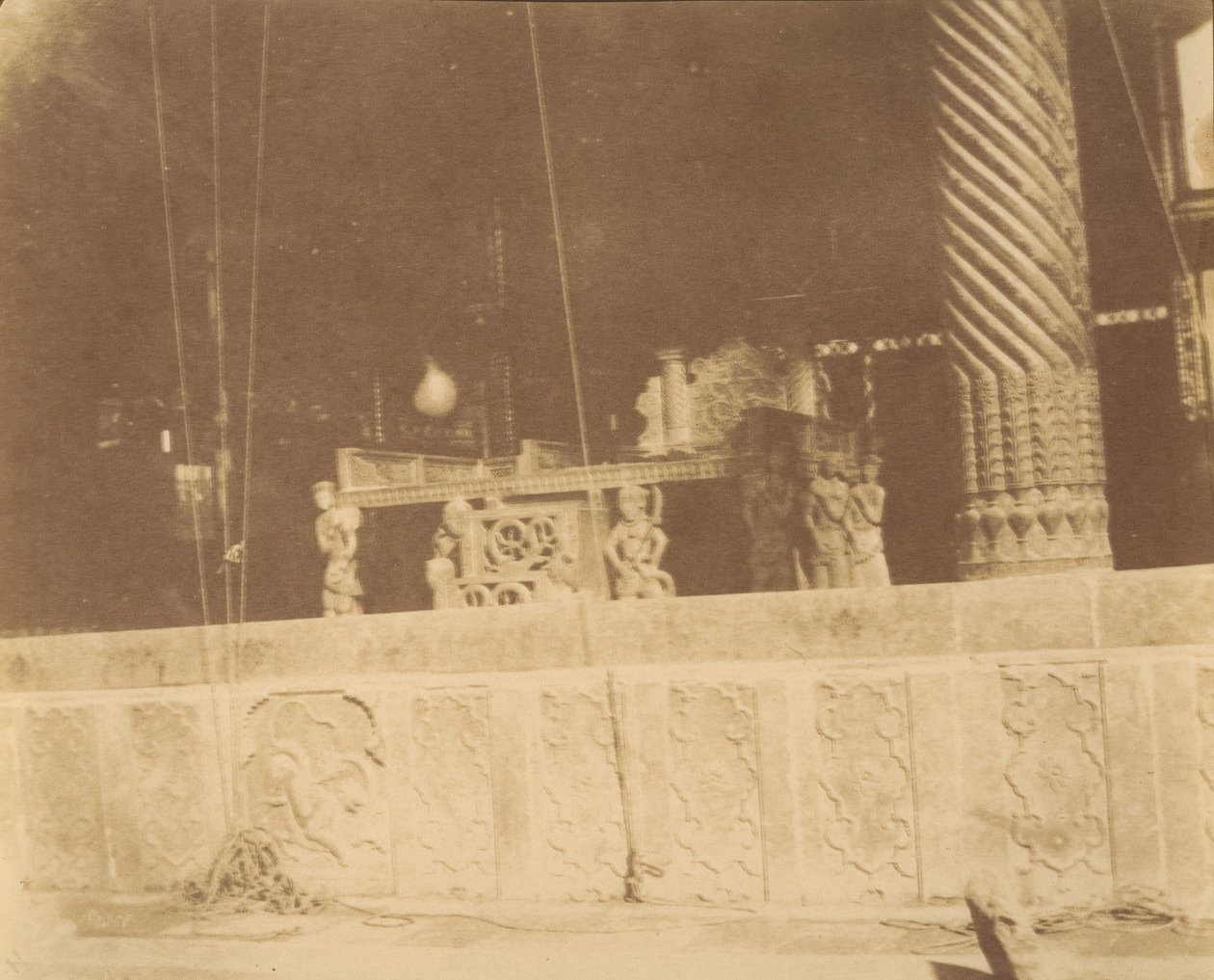 [Golesztán-palota, Teherán, Irán] Takht-i Marmor, 1840-60-as évek. alkotó: Luigi Pesce