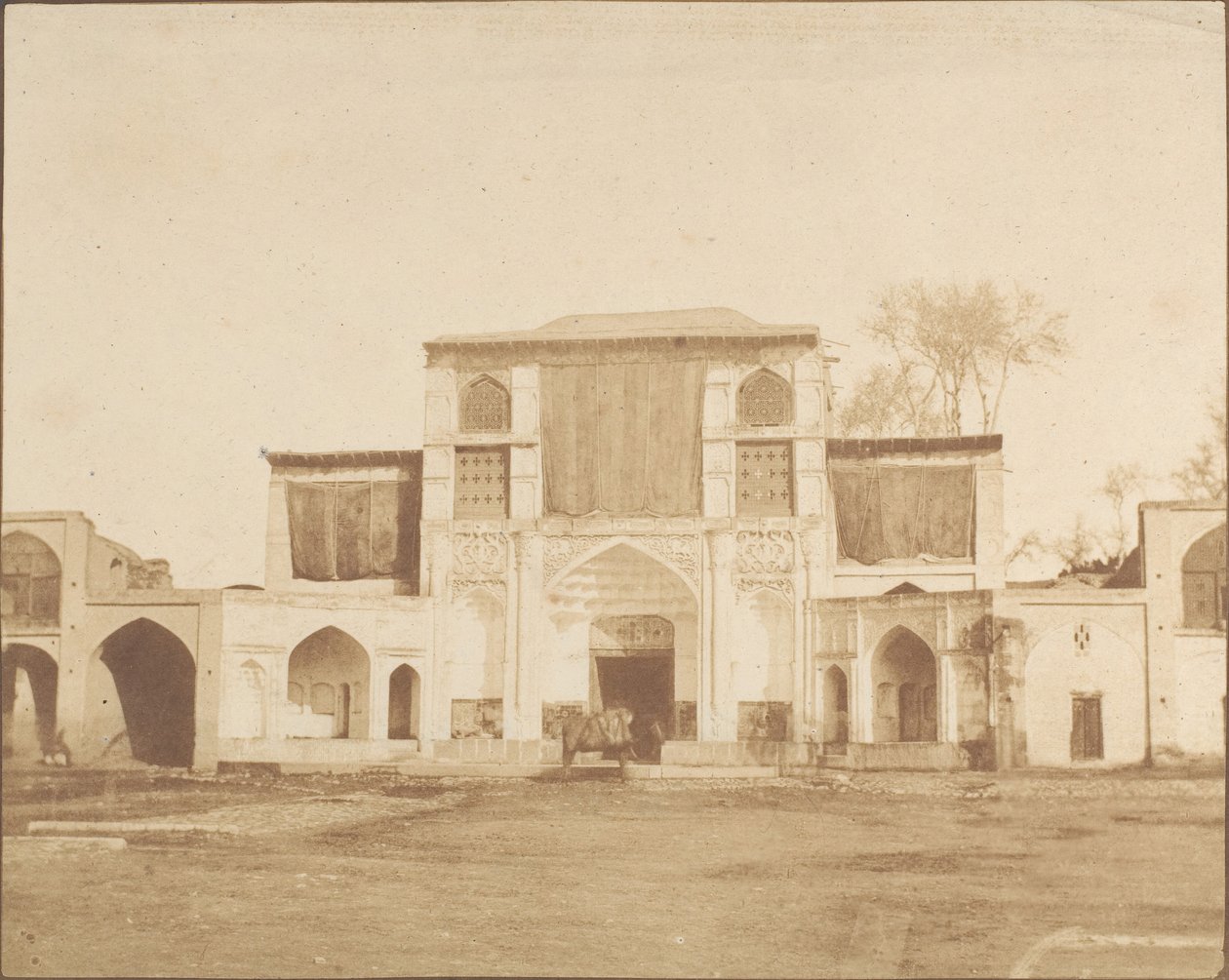 A Királyi Palota külső bejárata, Teherán, 1858. alkotó: Luigi Pesce