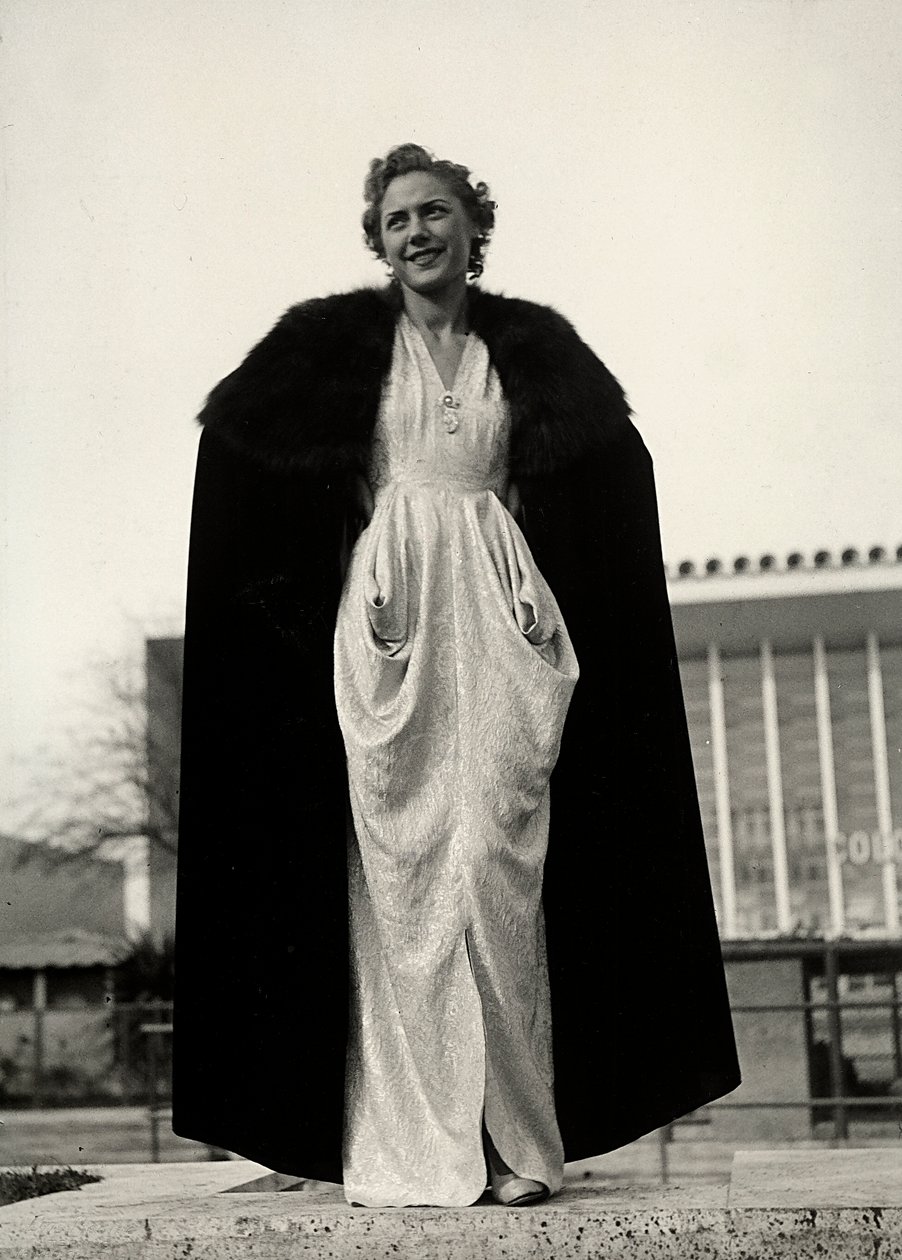 Modell estélyi ruhában, a "Graldi" couture ház alkotása. A cikket szőrmés köpeny egészíti ki. (f/w fotó) alkotó: Luis Bogino