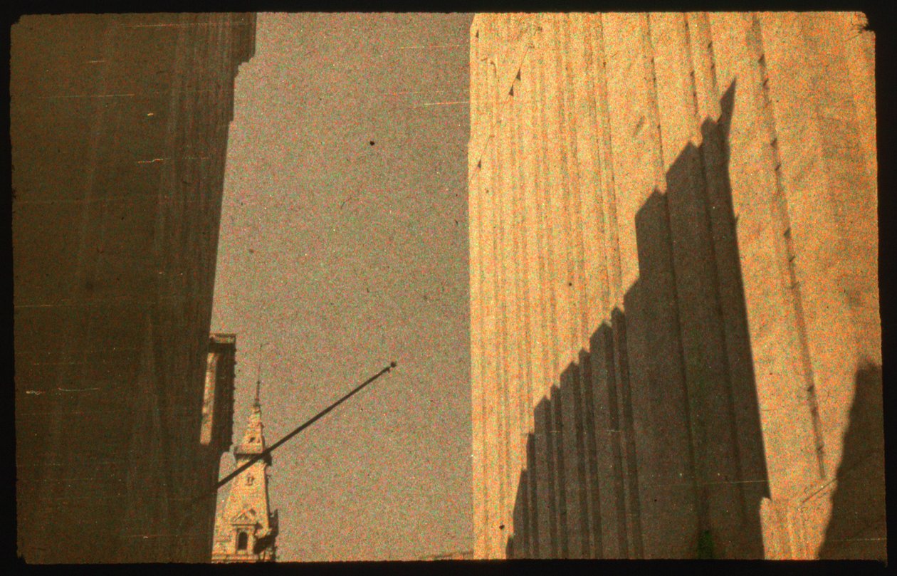 Színes fénykép a városi épületek Autochrome LumiÃ¨re és egy 35 mm-es fényképezőgép előtt t... alkotó: Luis Marden