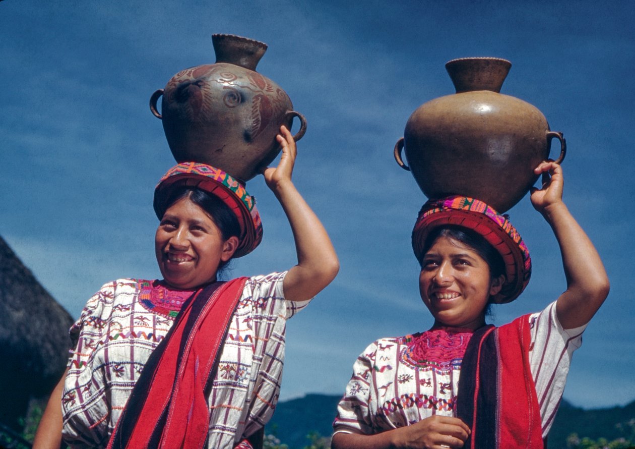 Guatemalai nők vizes kancsókat cipelnek Nebaj faluban, Guatemalában alkotó: Luis Marden