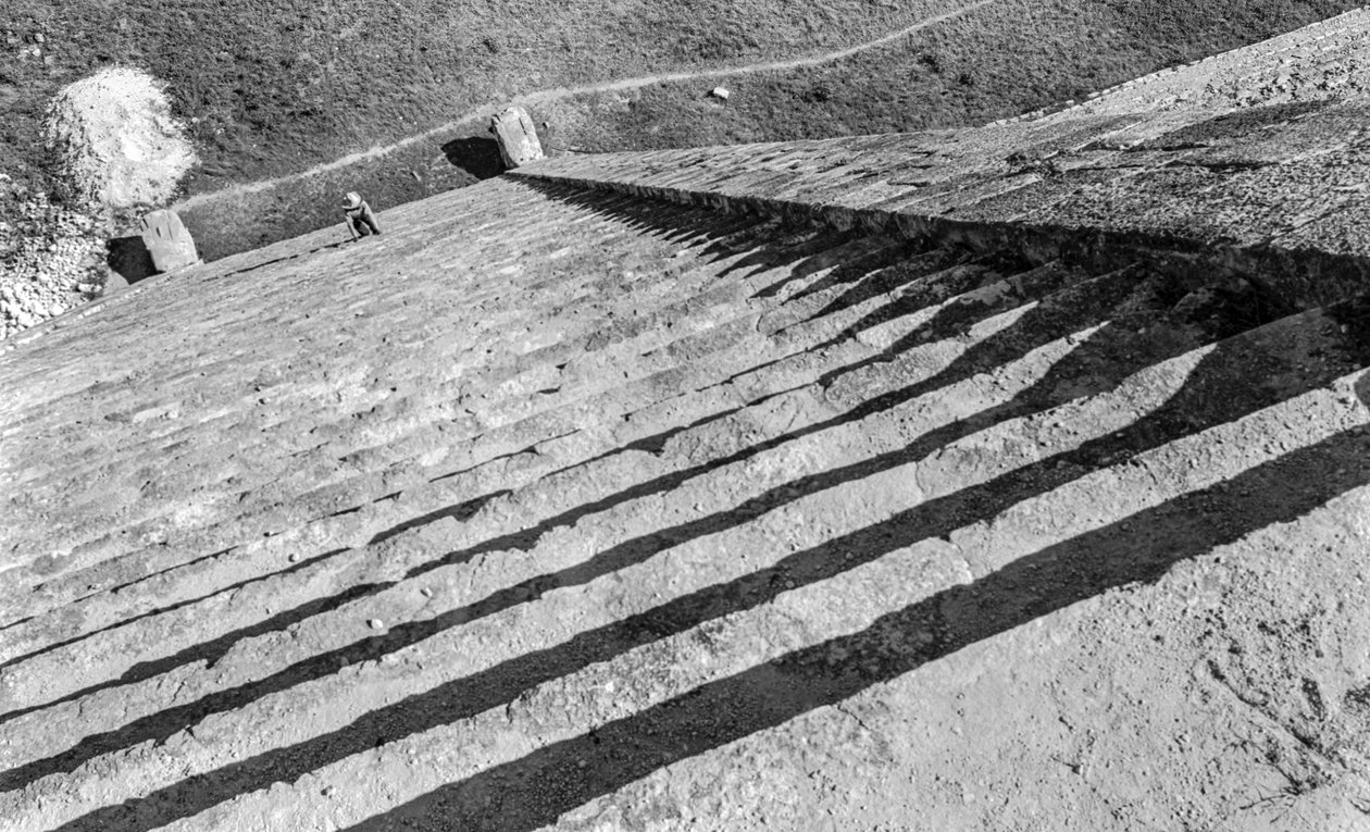 Lépcsők felfelé a maja monumentális romokhoz, a Chichen Itza piramishoz. 1936 alkotó: Luis Marden