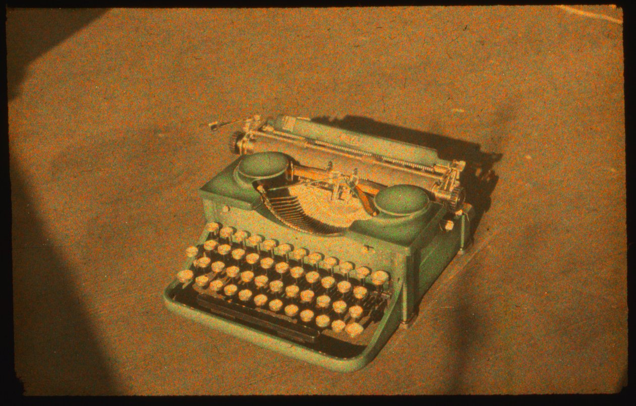 Csendélet színes fénykép egy írógépről Autochrome LumiÃ¨re és egy 35mm-es... alkotó: Luis Marden