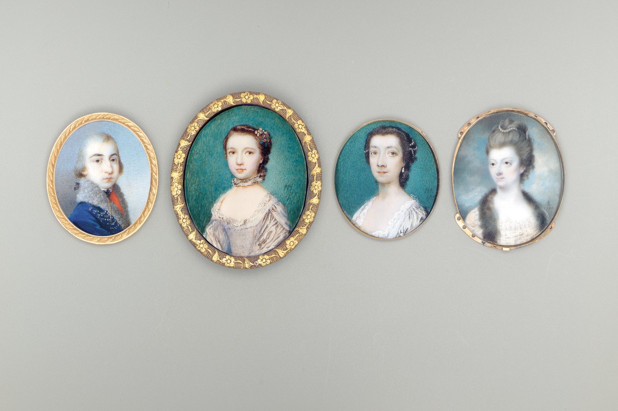 Mrs Arabella Walker-Heneage, szül. Cope († 1818 körül), krémszínű ruhában, csipkeszegéllyel és prémes szegélyes kabáttal, felborított és göndör hajában gyöngyökkel, égbolt és felhő háttérrel alkotó: Luke Sullivan