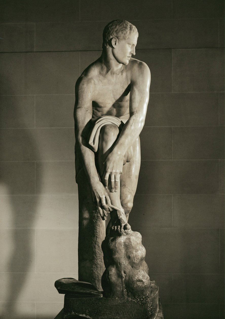 Hermész a szandálját köti ... alkotó: Lysippos (after)