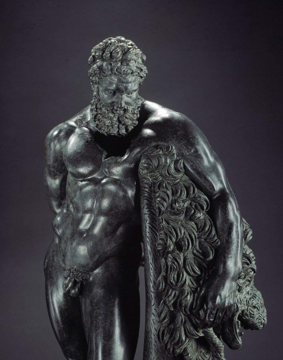 Görög művészet: „” Héraklész nyugalomban”” Részlet – Szicyonei Lysippe bronzszobra (Kr. e. 395-305) Kr.e. 4. század, Ercole Curino szentélyéből, Sulmona - Museo Nazionale Archeologico, Chieti Olaszország - Héraklész (Herkules) nyugszik - A bronz szobor rés alkotó: Lysippos (attributed to)