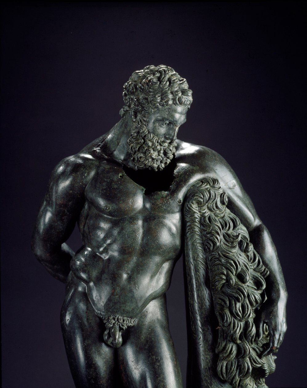 Görög művészet: „” Héraklész nyugalomban”” Részlet. Szicionei Lysippe bronzszobra (Kr. e. 395-305) Kr. e. 4. század. A sulmonai Ercole Curino szentélyből. Museo Nazionale Archeologico, Chieti Olaszország - Héraklész (Herkules) nyugszik - Részlet a bronz sz alkotó: Lysippos (attributed to)