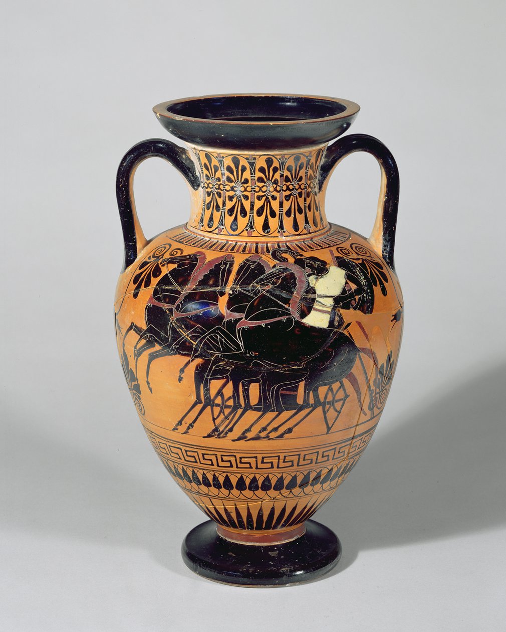 Tetőtéri fekete figura, kerekes szekeret ábrázoló Amphora, ie 520-500 (agyag) alkotó: Lysippos
