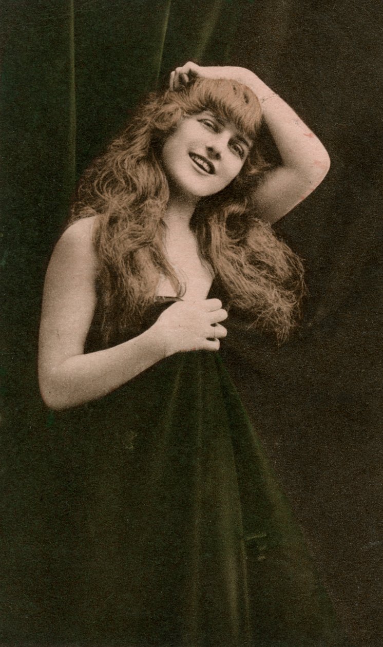 nő, 1918 óta. alkotó: MACA