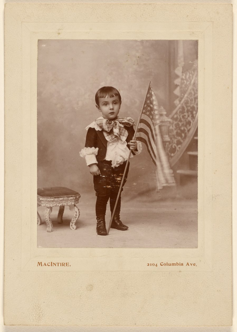 [Kisfiú áll, kezében amerikai zászlóval] alkotó: MacIntire